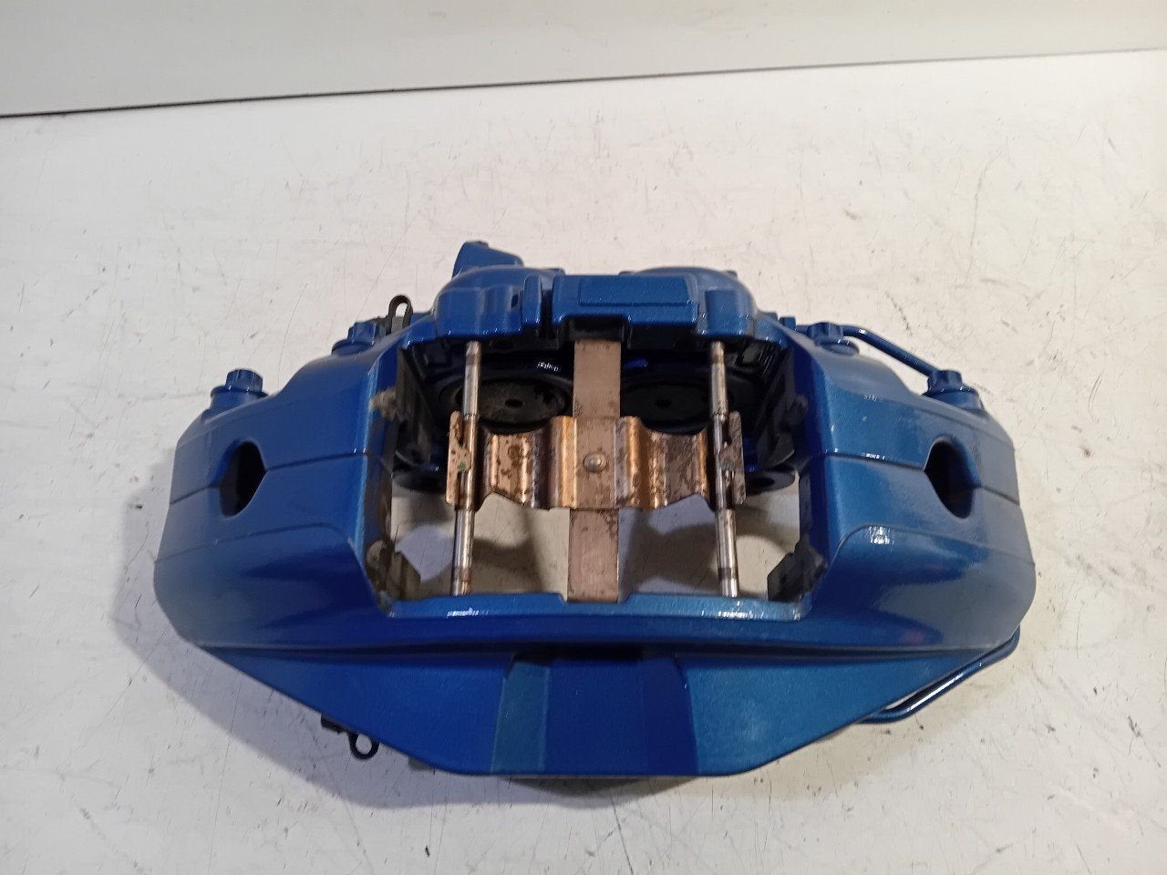 Remklauw links voor BMW iX, Onderdelen@venauto.nl, Van der Ven Autorecycling B.V., Ettenseweg 76, 4706 PB Roosendaal, The Netherlands