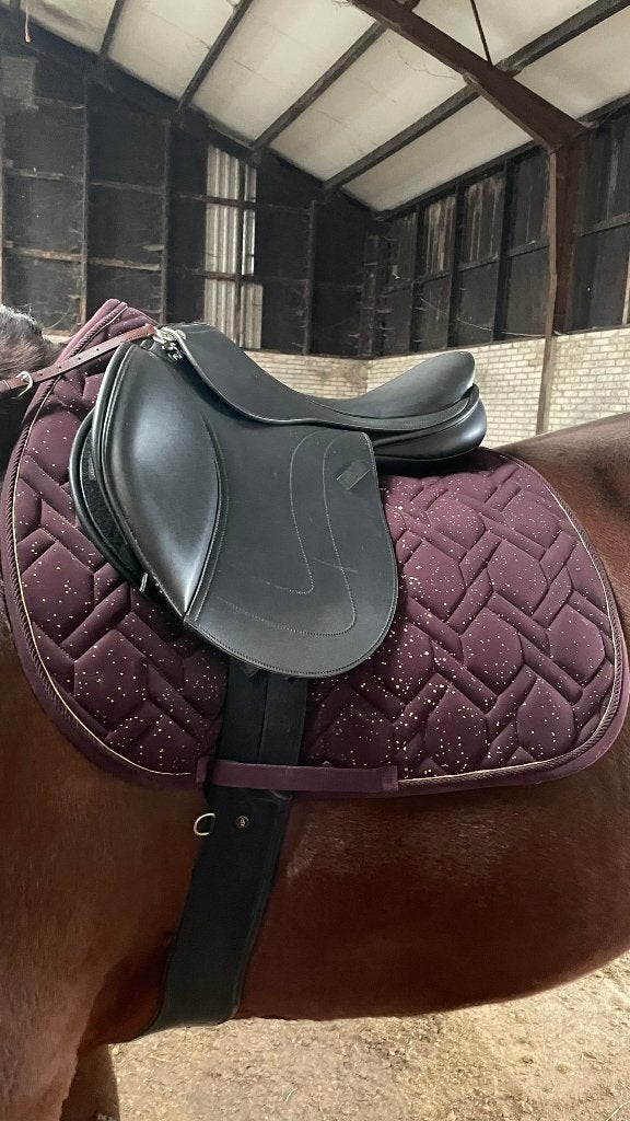 Zwart Springzadel, Dieren en Toebehoren, Paarden en Pony's | Zadels, Overige merken, M (17 inch), Nieuw, Ophalen of Verzenden