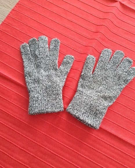 H&M grijze handschoenen 134-170, Enfants & Bébés, Vêtements enfant | Bonnets, Écharpes & Gants, Neuf, Garçon ou Fille, Gants, Enlèvement ou Envoi