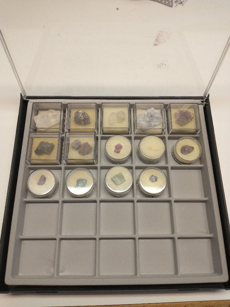 Verzamelbox edelstenen (14 soorten), pyriet, amethist, ..., Handtassen en Accessoires, Edelstenen, Ophalen of Verzenden, Gebruikt