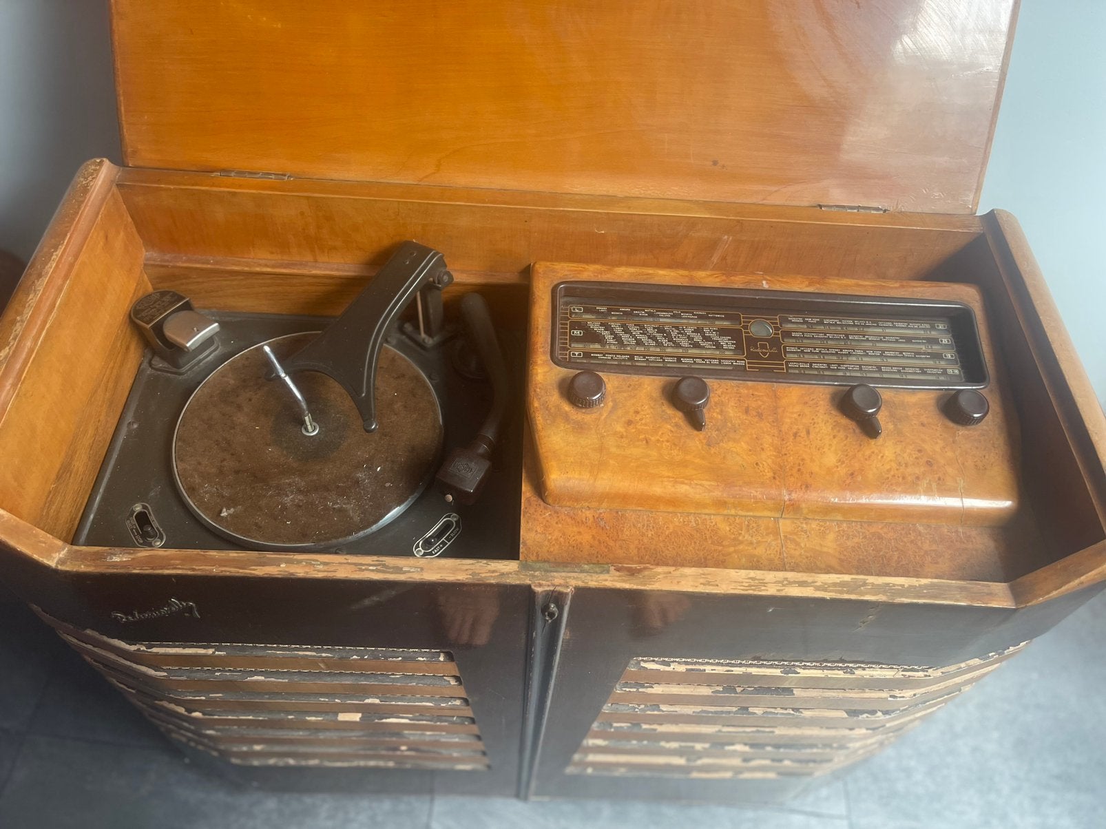 Radio antiquites : marque Radiomarelly, Antiquités & Art, Antiquités | Machines à coudre, Enlèvement