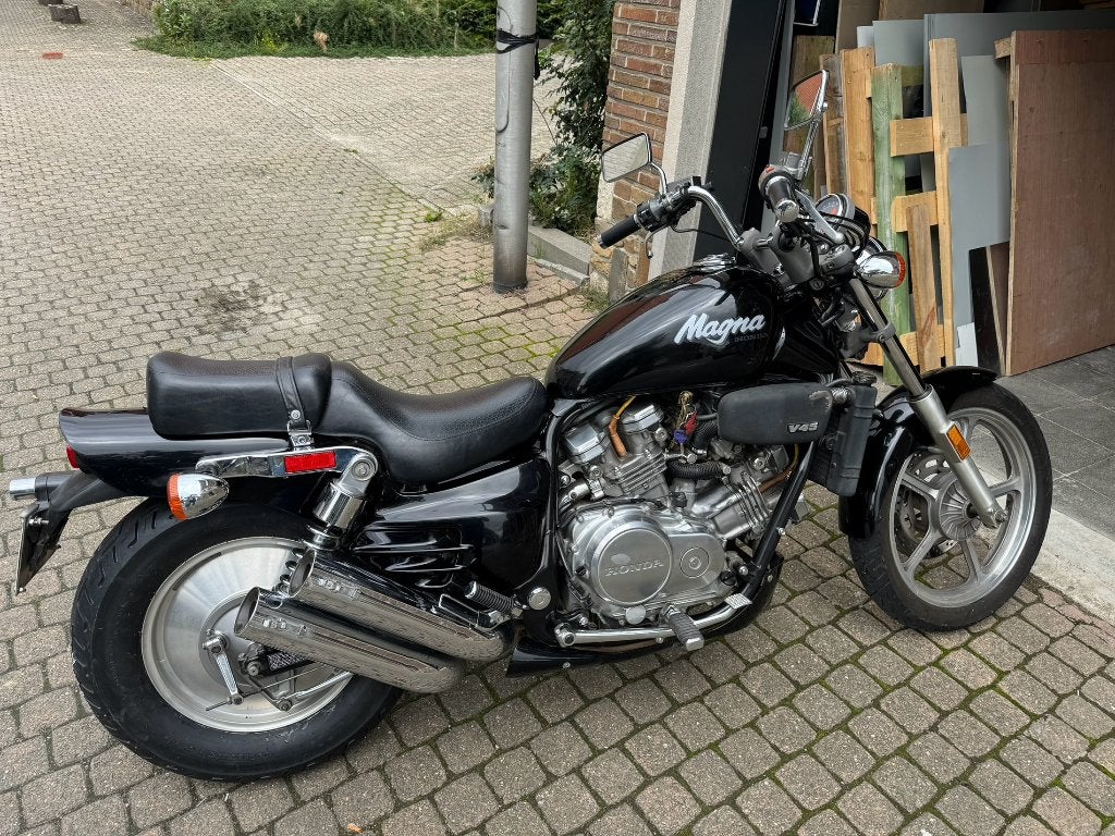 Honda Magna 748 cc, 4 cilinders, Chopper, 748 cc, Handgeschakeld