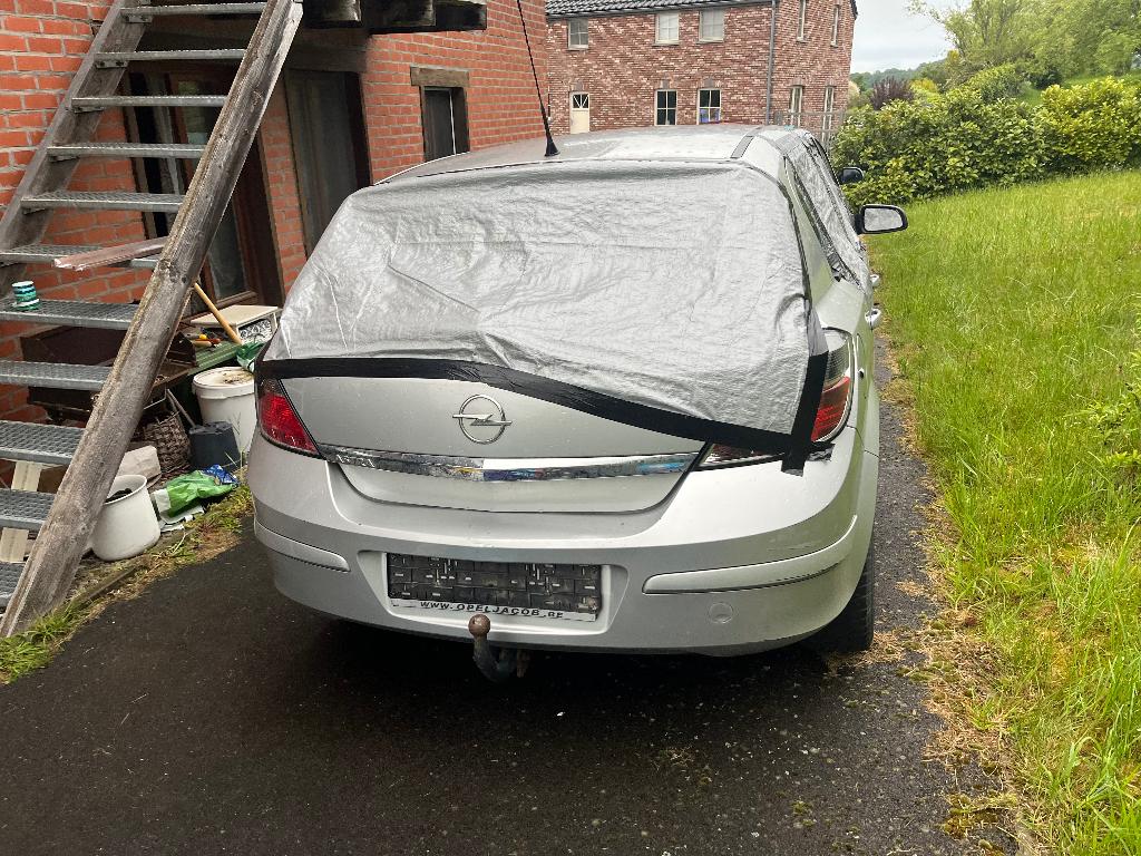 Opel Astra 2009 –147.000 km–démarrre et roule à réparer, Autos, Opel, Argent ou Gris, Achat, Boîte manuelle, Noir