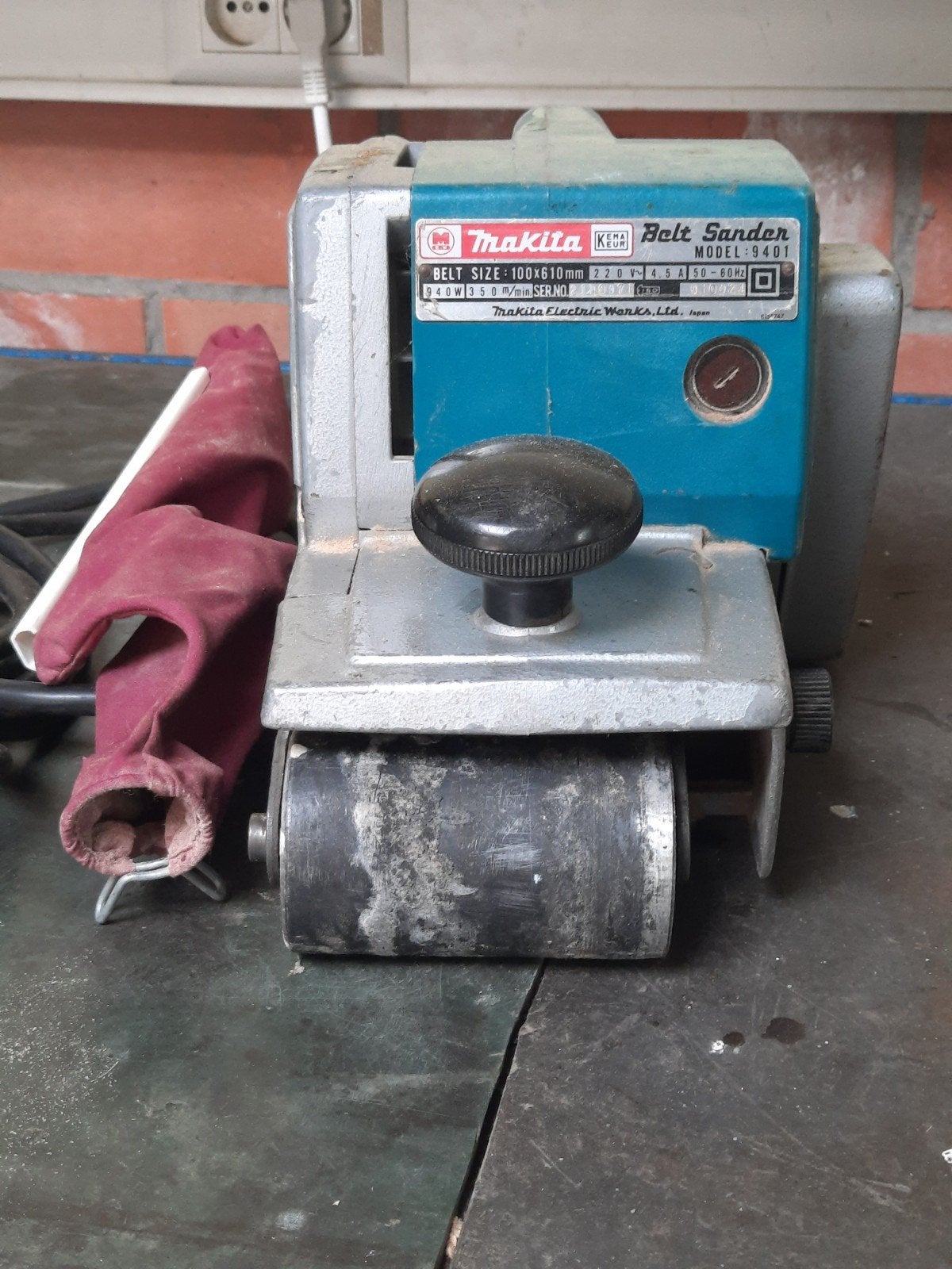 Bandschuurmachine Makita . Te herstellen of voor onderdelen., Doe-het-zelf en Bouw, Ophalen, Gebruikt, 600 tot 1200 watt, Bandschuurmachine