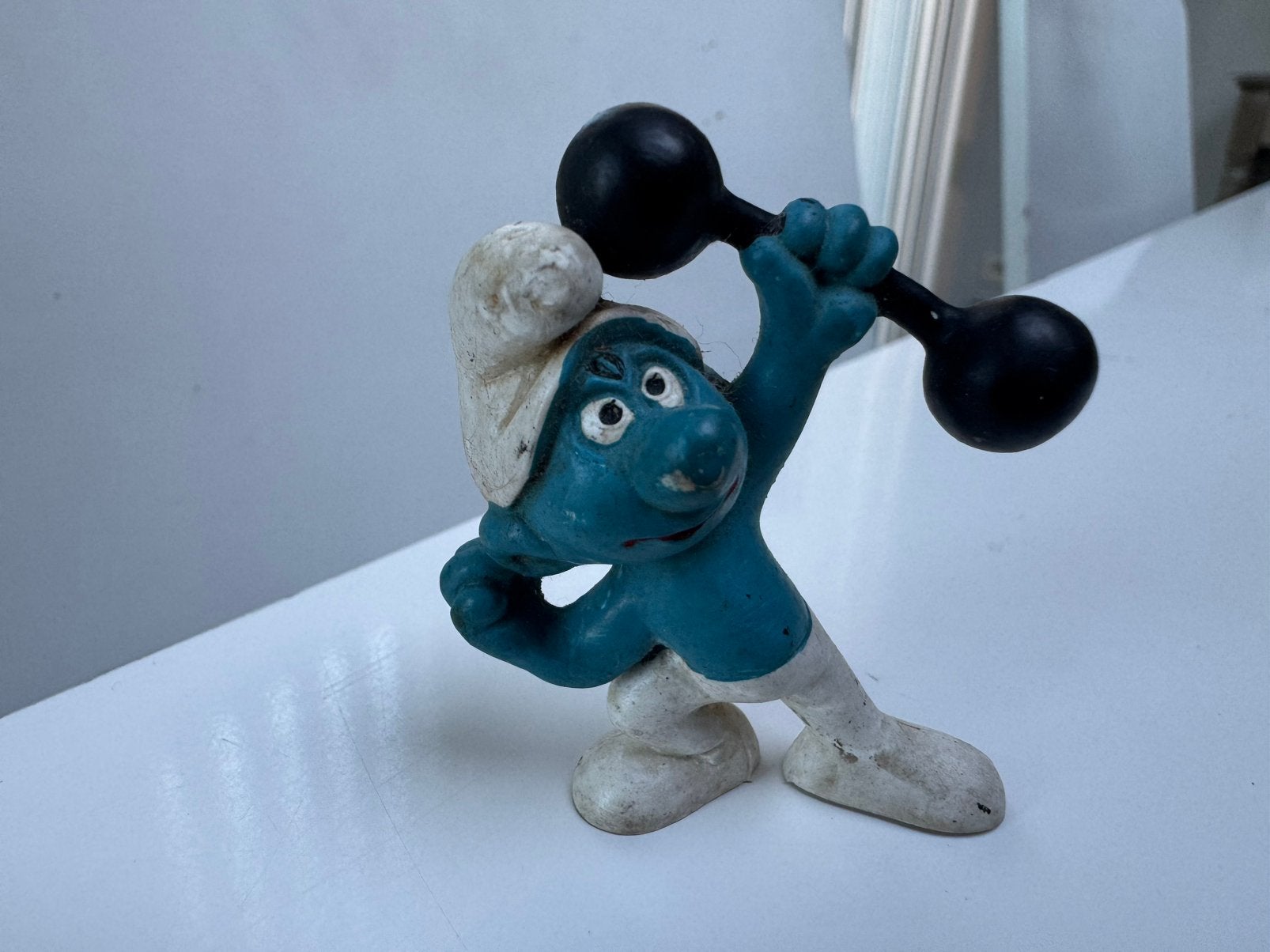 Miniatuur smurf - gewichtheffer, Collections, Schtroumpfs, Enlèvement ou Envoi, Utilisé, Autres Schtroumpfs, Poupée, Figurine ou Peluche