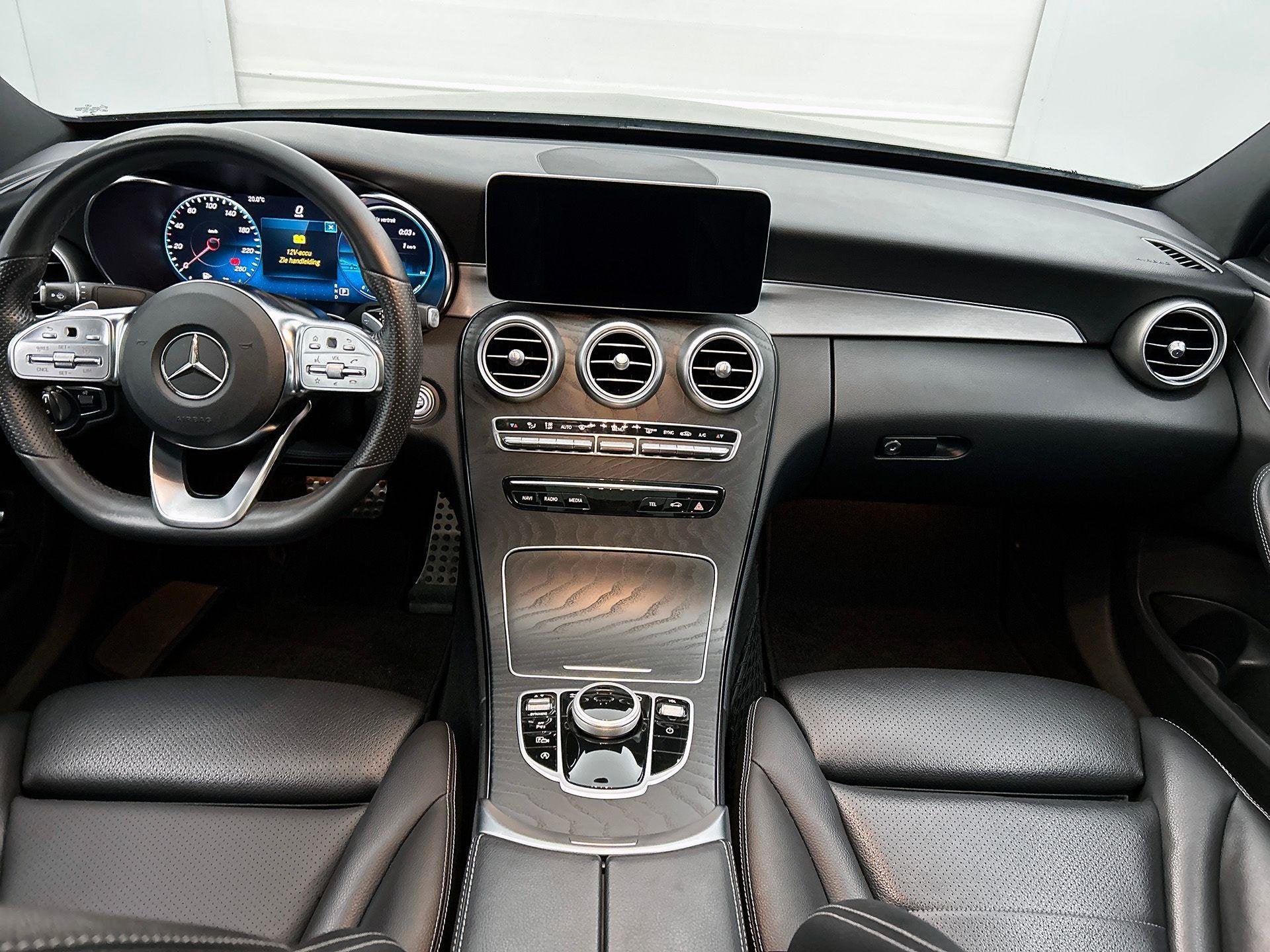 Mercedes-Benz C-Klasse 180 Berline AMG Line | Panoramisch Da, Auto's, Automaat, 4 deurs, Zwart, 4 cilinders