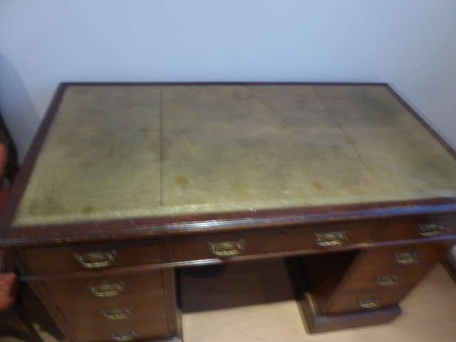 bureau en acajou, Enlèvement