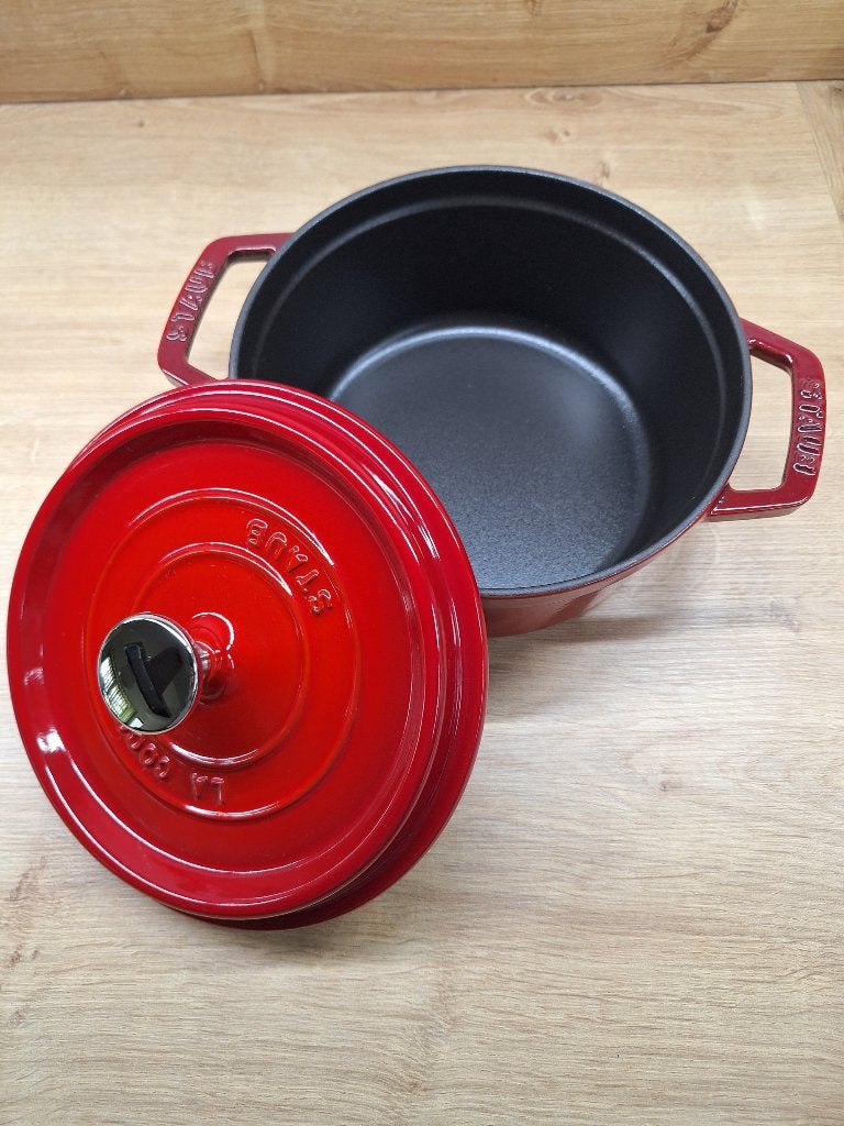 Staub cocotte 18cm 1.7L, Ophalen, Gebruikt, Antiaanbaklaag, Overige merken