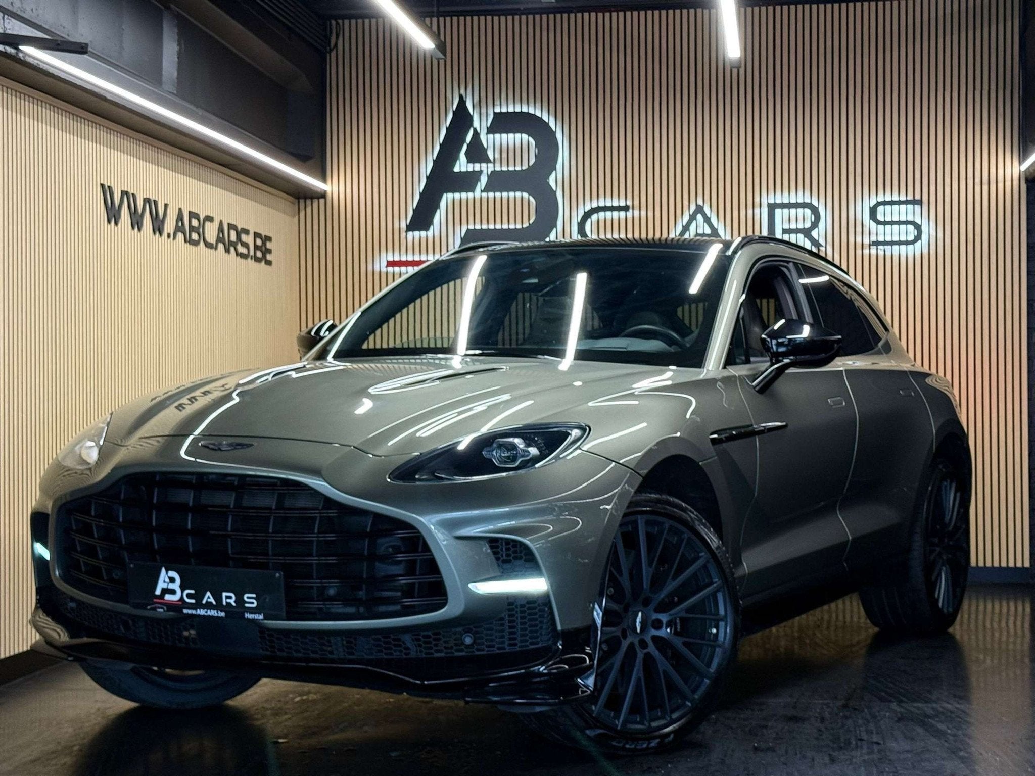 Aston Martin Dbx 4.0i BI-TURBO * 707 * PACK CARBON * FULL OP, Auto's, Automaat, Gebruikt, Lichtsensor, Bedrijf