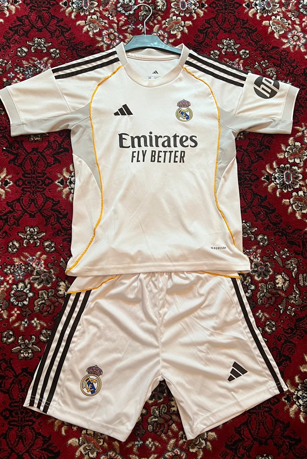 Maillot et short du Real Madrid, Sports & Fitness, Football, Comme neuf, Maillot, Enlèvement
