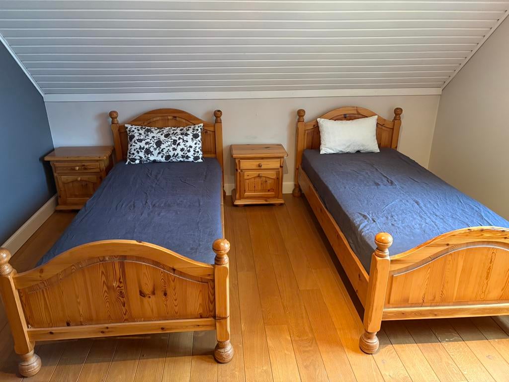 2 identieke houten bedden + nachtkastjes, Ophalen