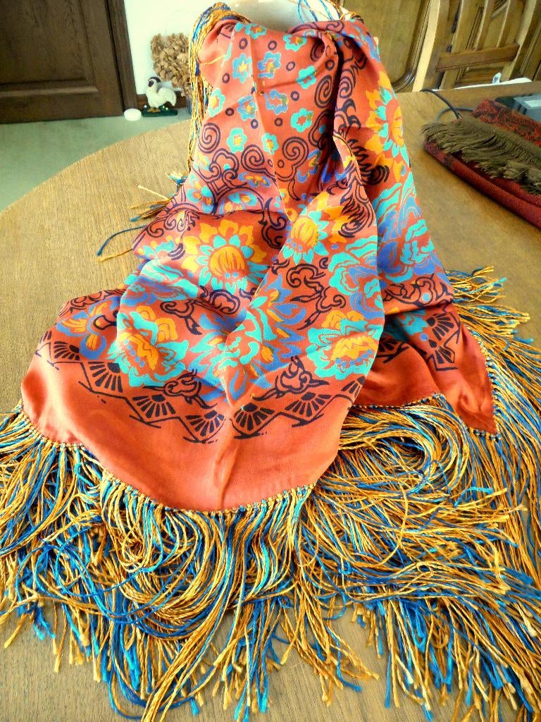 Grand foulard fin à longues franges – état impeccable, Sans marque, Enlèvement ou Envoi, Comme neuf, Écharpe