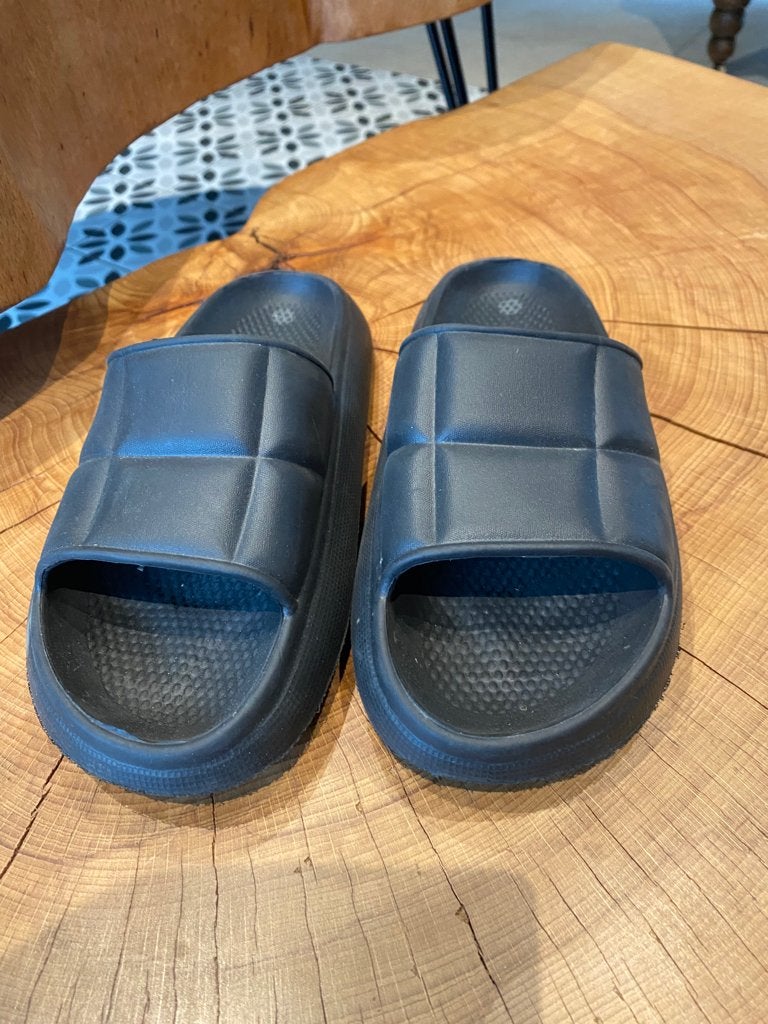 Confortables claquettes à grosse semelle 36-37, Vêtements | Femmes, Enlèvement ou Envoi, Sans marque, Porté, Sandales de bain