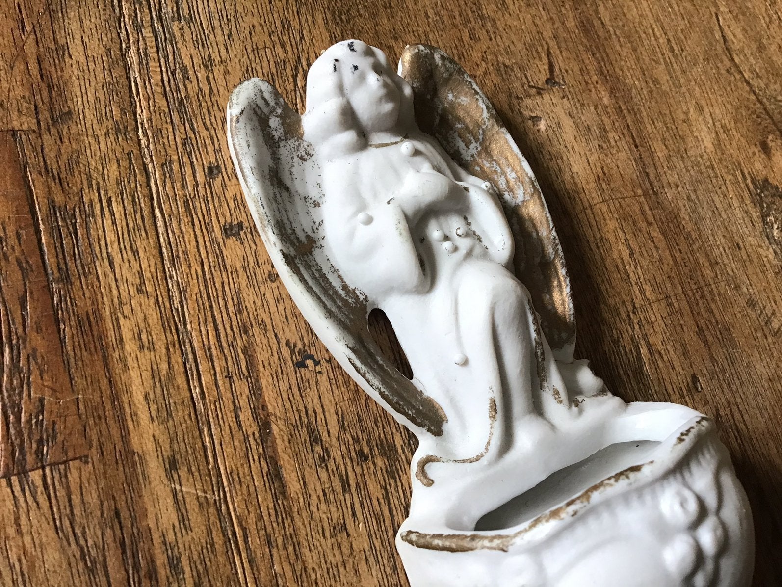 Oud wijwatervat in biscuit met engel, Ophalen of Verzenden, Zo goed als nieuw
