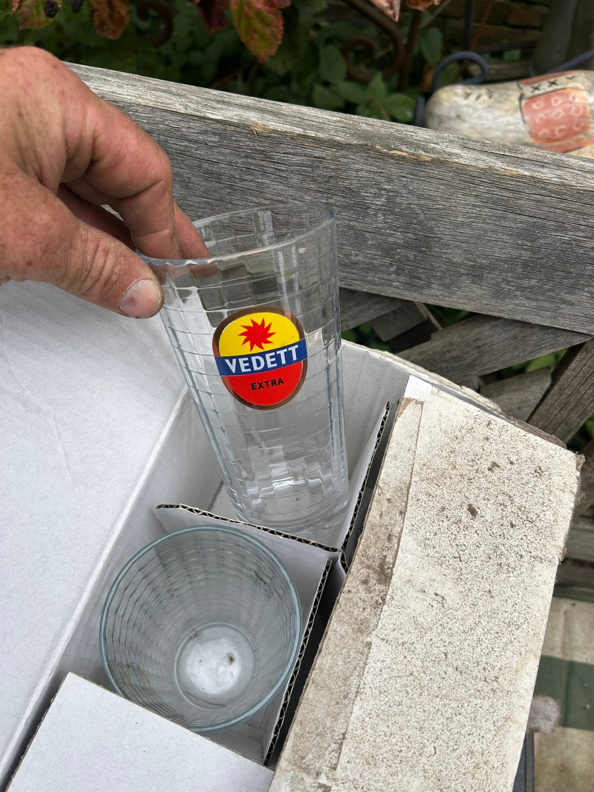 Bierglazen vedett, Ophalen