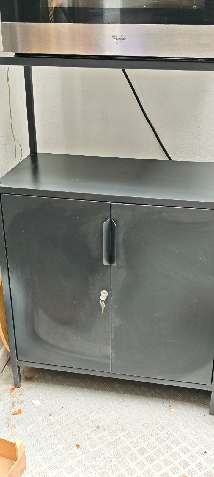 Zwarte metalen kast met sleutel / Keukenkast met meubel, Huis en Inrichting, Ophalen, Zo goed als nieuw, Metaal