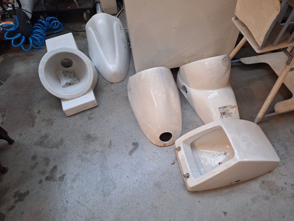 Urinoir neuf, Bricolage & Construction, Enlèvement, Neuf, Pierre, Toilettes