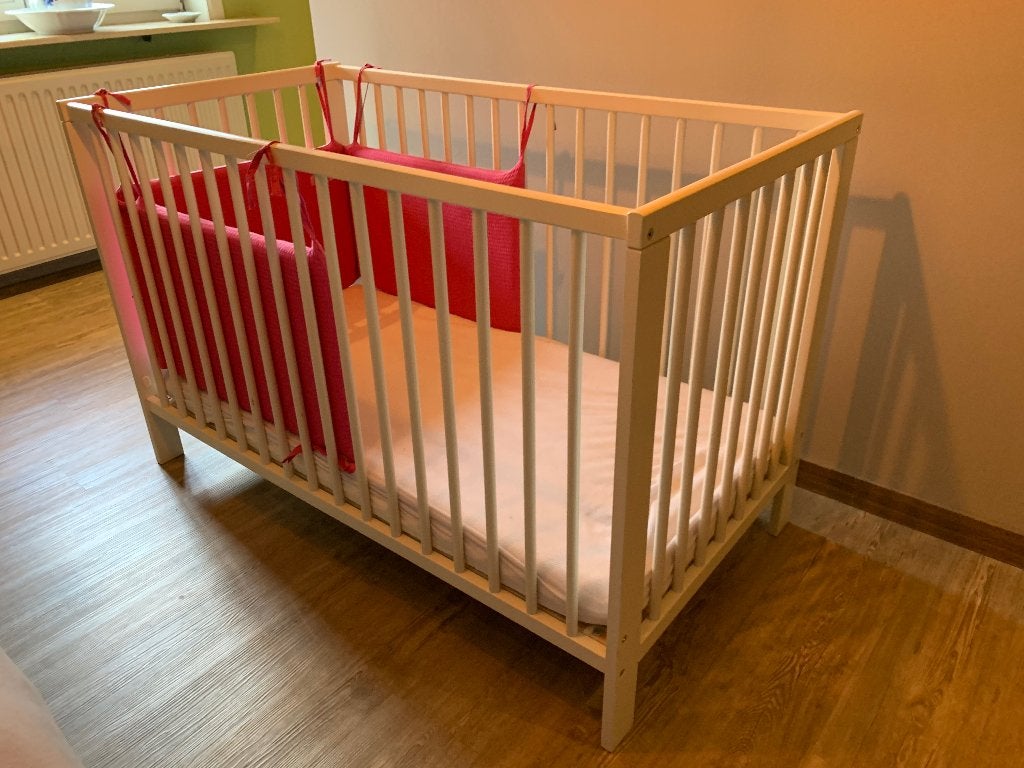 Babybed wit, Kinderen en Baby's, Ophalen, Zo goed als nieuw, Minder dan 140 cm, Matras