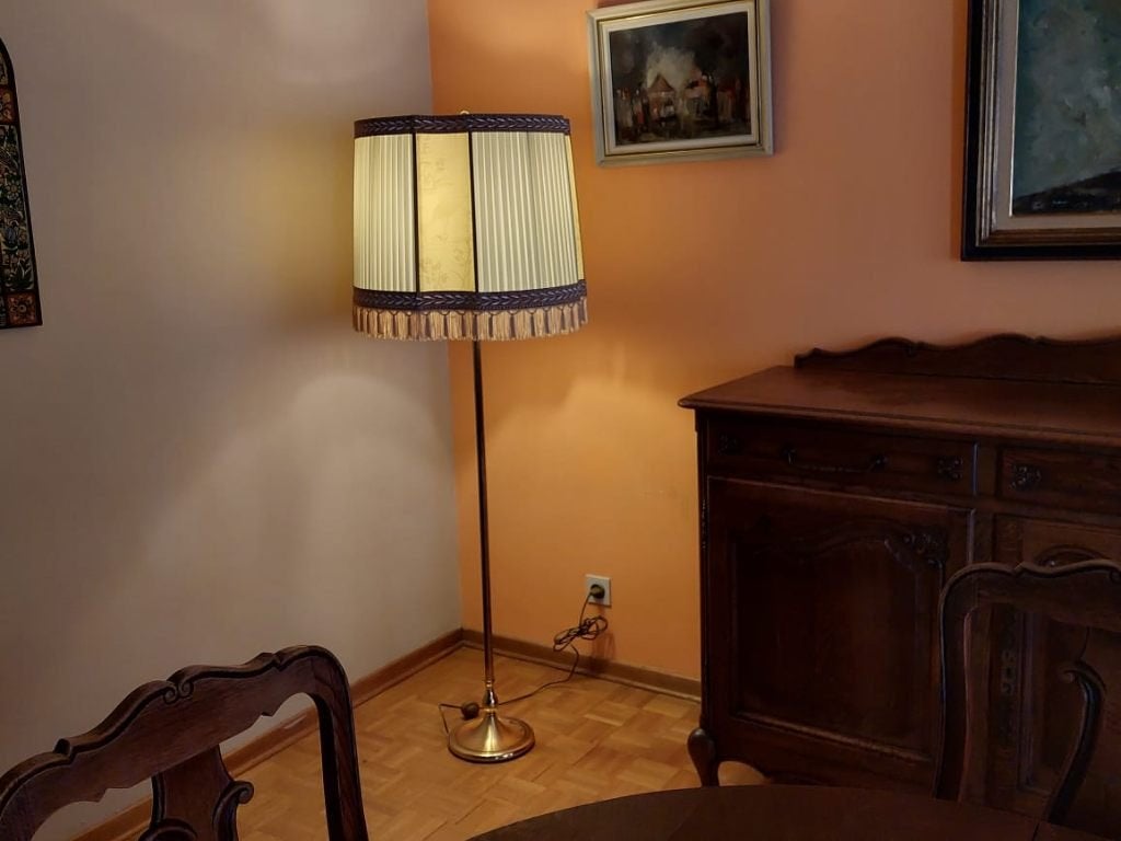 Prachtige vintage vloerlamp in klassieke stijl, Huis en Inrichting, Lampen | Vloerlampen, Ophalen, Gebruikt, Metaal, Klassieke