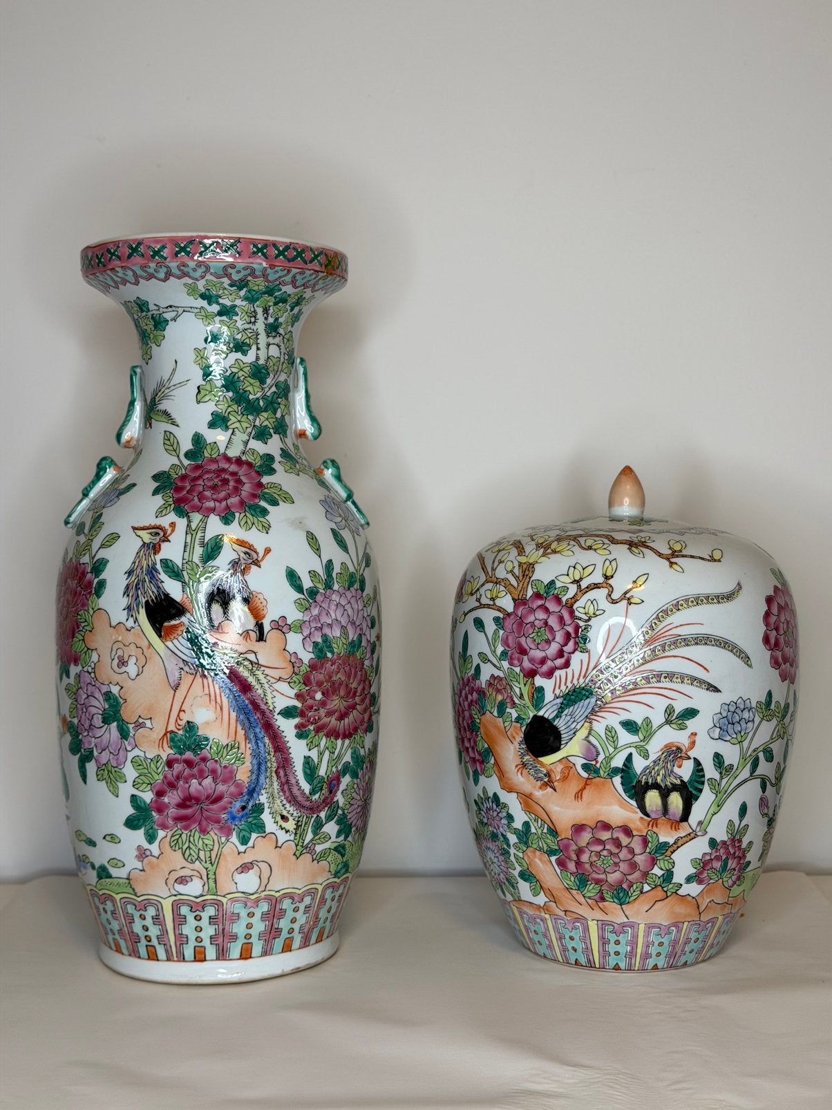 2 grote Chinese famille-rose-stijl vazen met pauwen, Enlèvement
