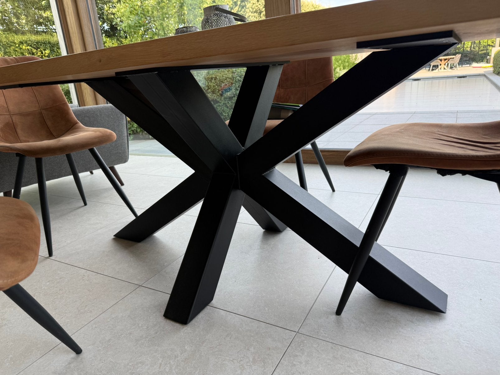 Massieve tafel met zwart ijzeren onderstel, Ophalen, Zo goed als nieuw