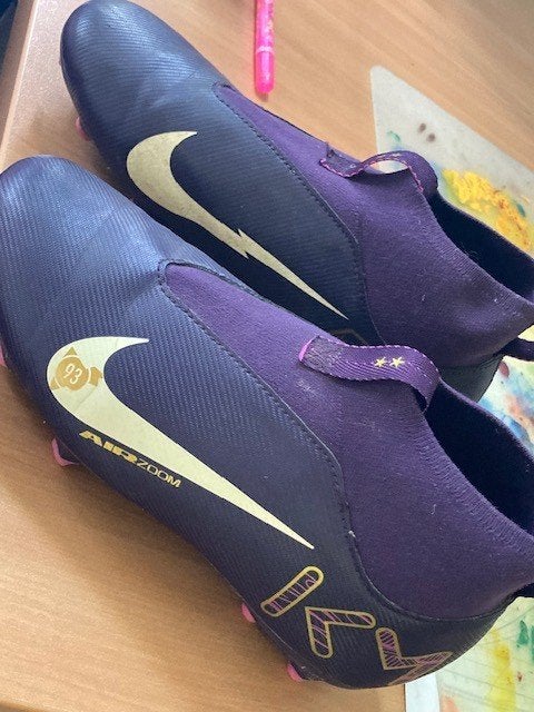Voetbalschoenen kind, Sport en Fitness, Voetbal, Ophalen, Zo goed als nieuw, Schoenen