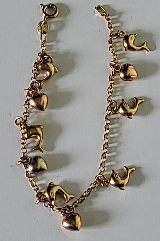 Een 18 karaat geelgouden bedelarmband met dolfijntjes / hart, Ophalen of Verzenden, Zo goed als nieuw, Met bedels of kralen, Goud