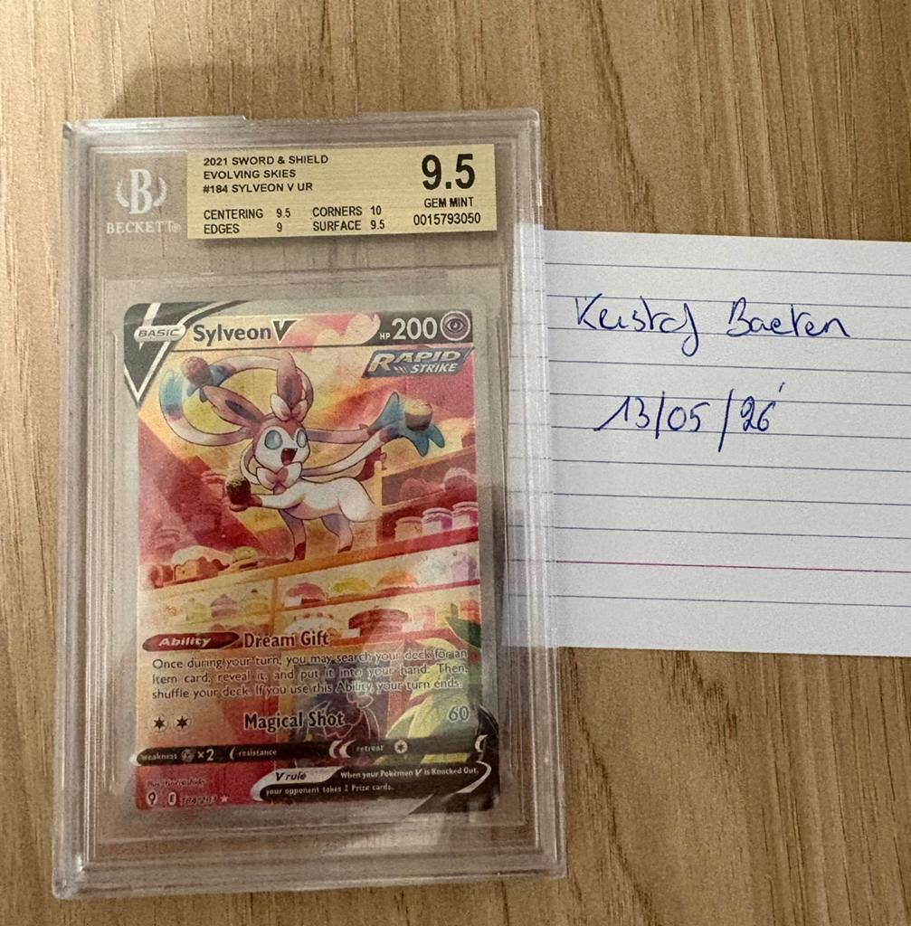 Sylveon V Beckett 9.5, Hobby en Vrije tijd, Verzamelkaartspellen | Pokémon, Ophalen of Verzenden, Zo goed als nieuw