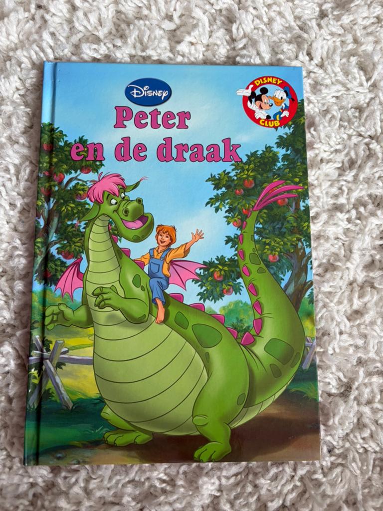 Disney club - Peter en de draak, Boeken, Ophalen of Verzenden, Gelezen, Jongen of Meisje, Fictie algemeen