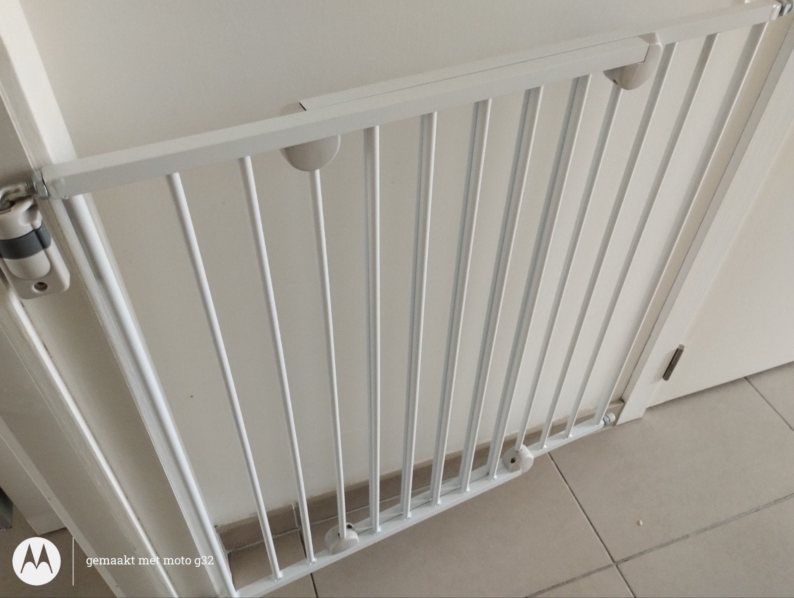 Porte d'escalier blanche, Enlèvement