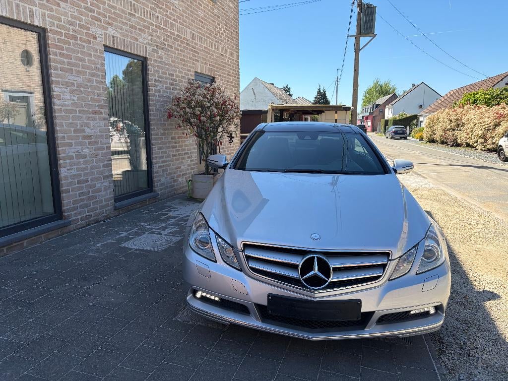 Mercedes E250 als nieuw, Auto's, Euro 5, Zwart, 4 cilinders, Particulier