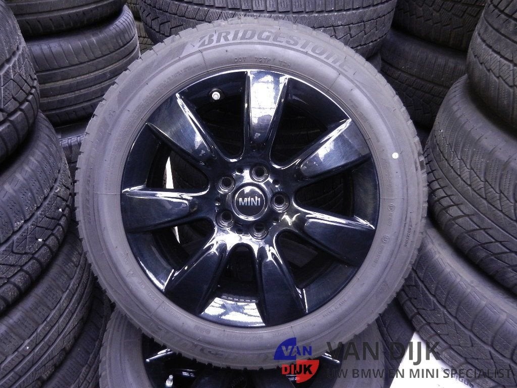 Winterbandenset 17 inch origineel voor MINI COUNTRYMAN F60, Autos : Pièces & Accessoires, Pneus et Jantes, Pneus hiver, Véhicule de tourisme