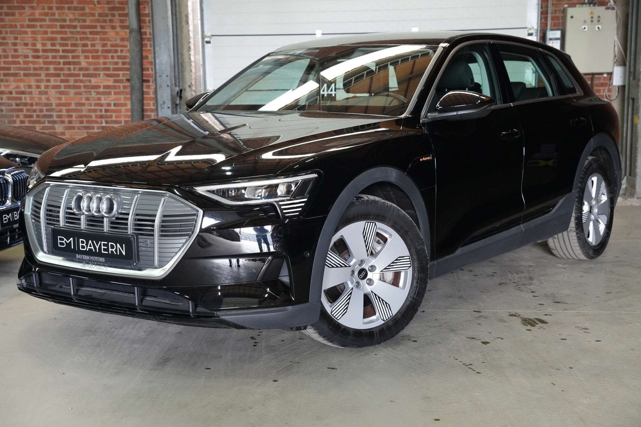 Audi e-tron 50 Quattro Garantie LED Parkeersensor Navi Cruis, Auto's, Audi, Gebruikt, Zwart, Zwart, 5 zetels