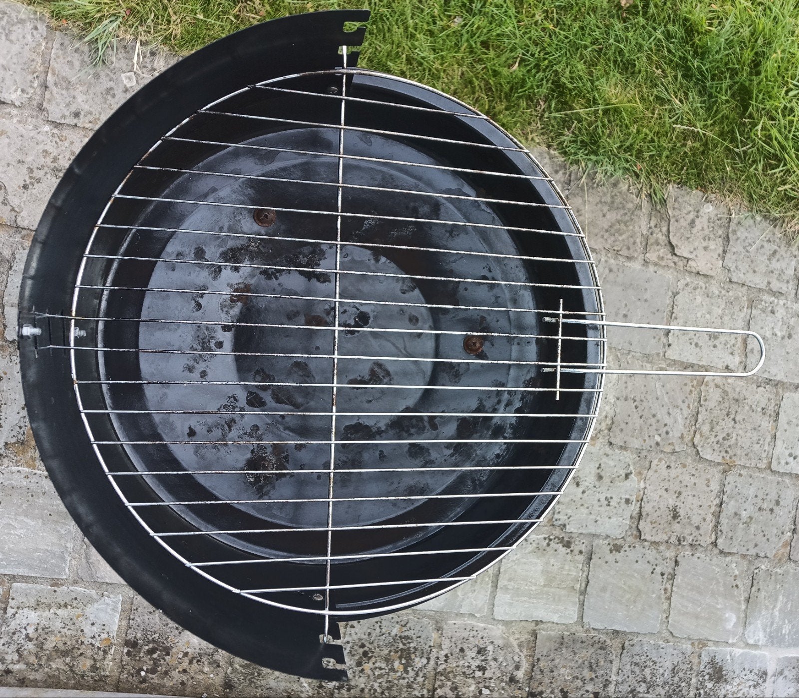Ronde houtskool BBQ met windscherm (model C83-000565), Enlèvement, Utilisé