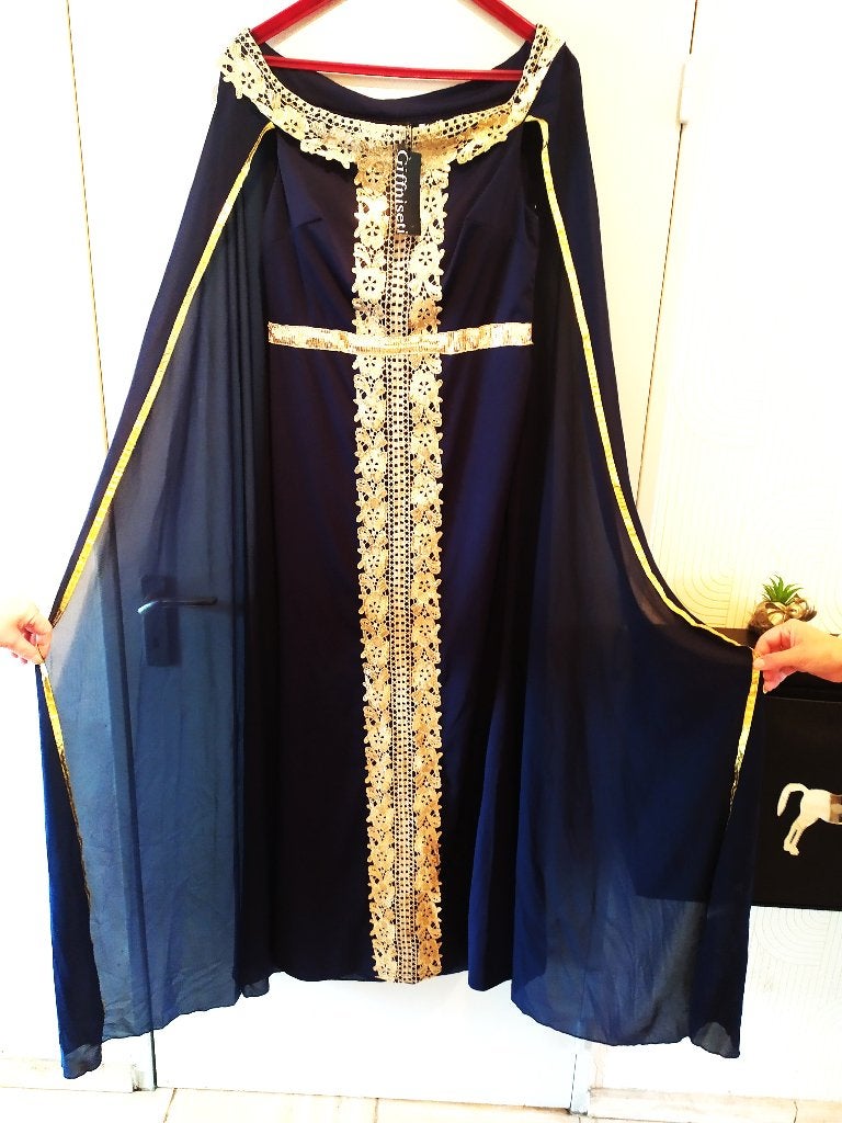 caftan Robe élégante longue avec sa cape avec broderies, Enlèvement ou Envoi, Neuf, Taille 38/40 (M), Bleu