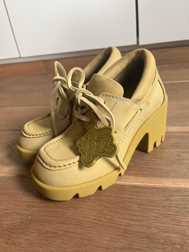 Burberry leder loafers /docksides, Kleding | Dames, Schoenen, Ophalen, Zo goed als nieuw, Beige