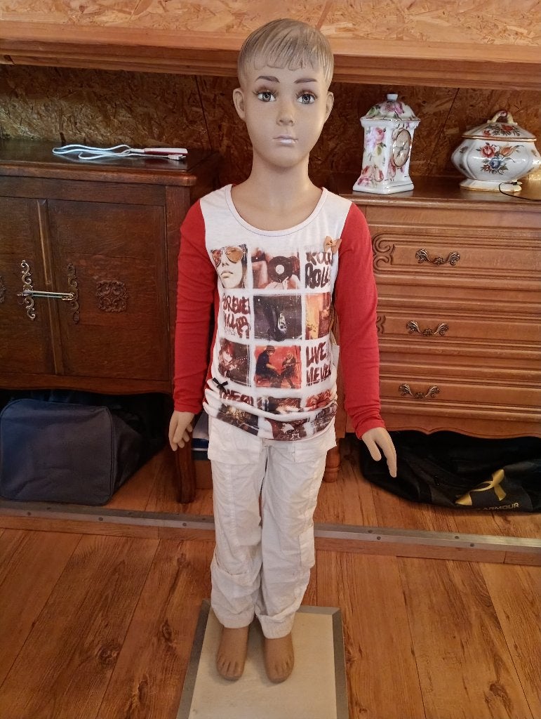 Mannequin enfant vitrine, Enlèvement