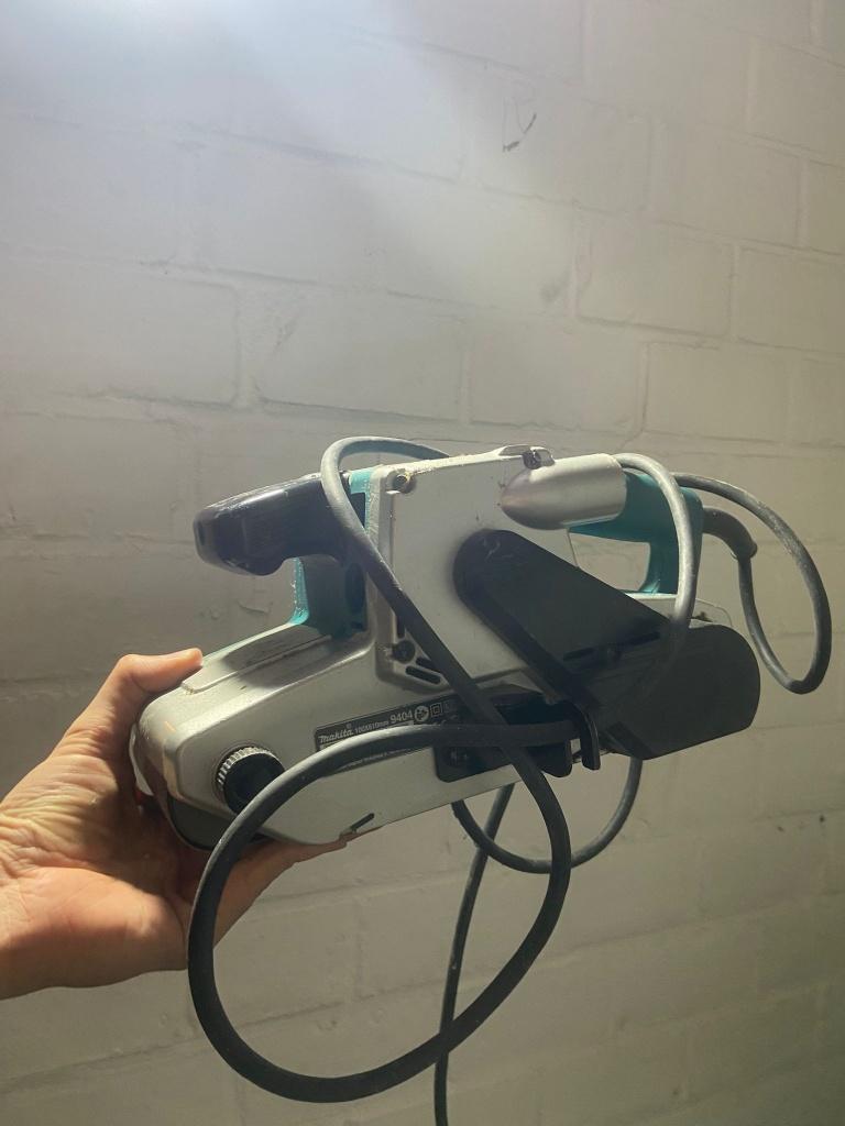 Makita Bandschuurmachine 9404, Ophalen of Verzenden, Zo goed als nieuw, 600 tot 1200 watt, Bandschuurmachine