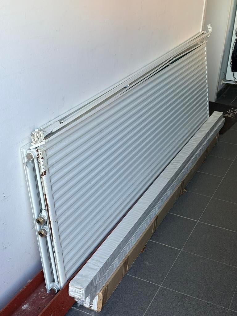 Radiator met bevestigingsbeugels, Doe-het-zelf en Bouw, Ophalen, Zo goed als nieuw, Radiator