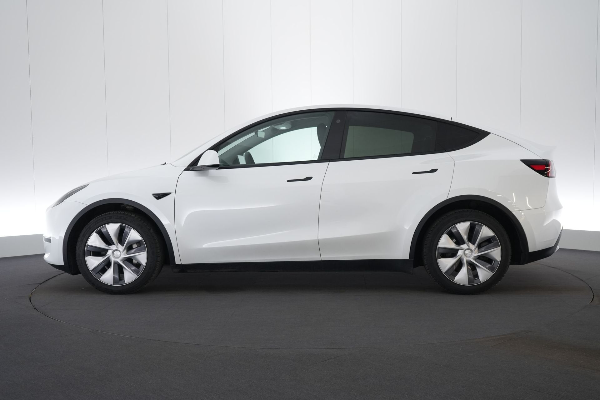 (2DNK762) TESLA MODEL Y, Auto's, Tesla, Gebruikt, 373 pk, Wit, Leder