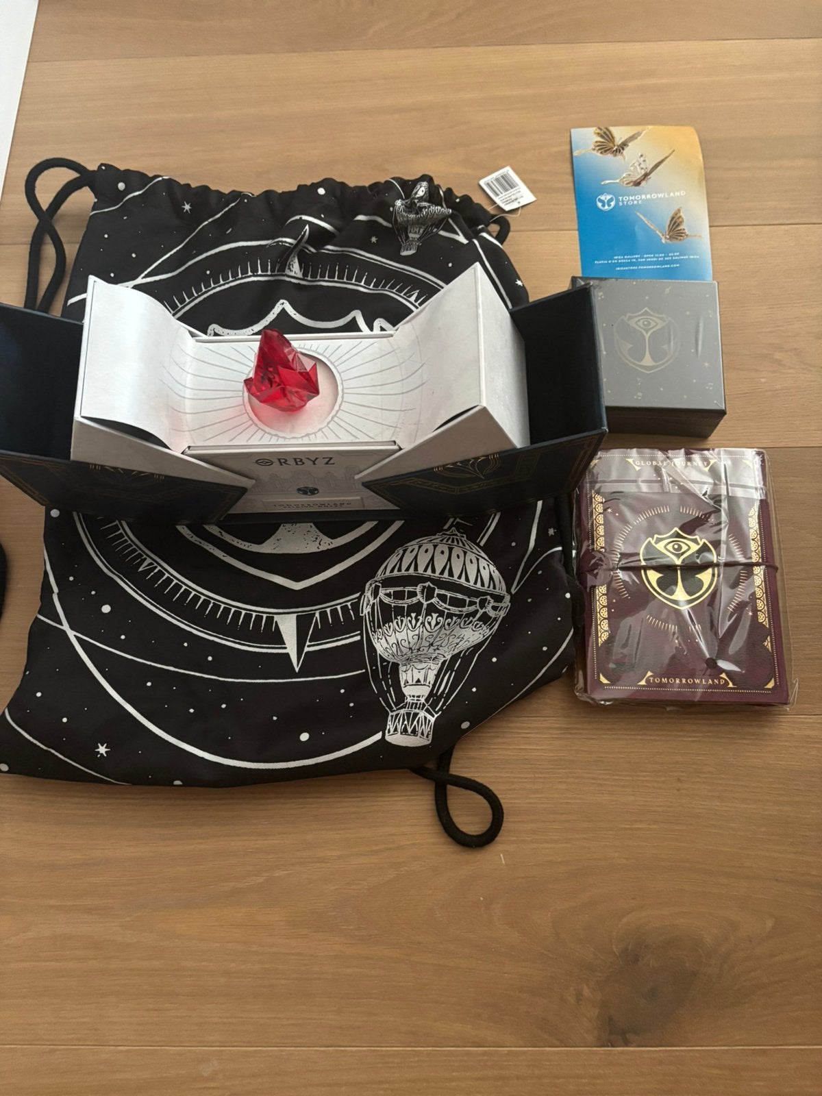 Sac cadeau Tomorrowland + étui au trésor 2025