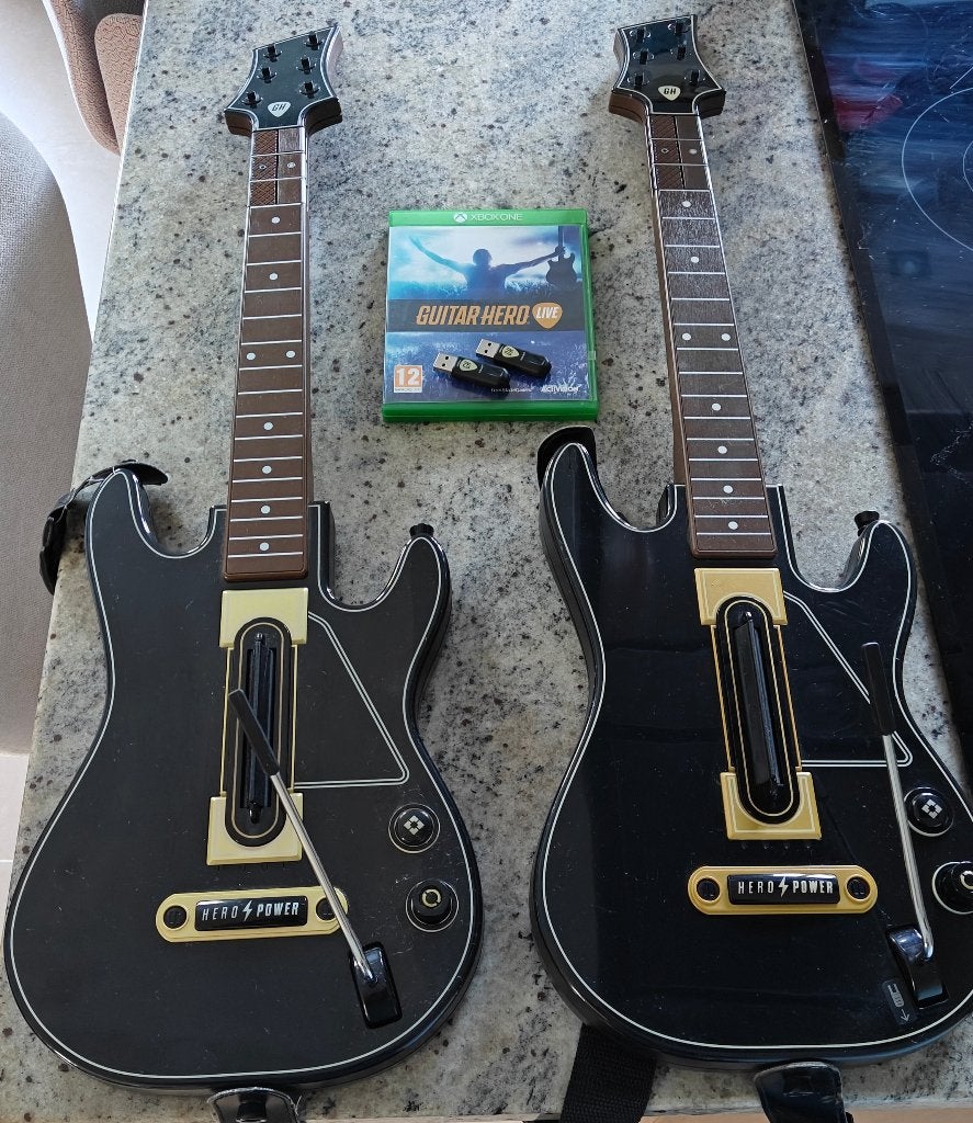 2 guitares Guitar Hero Live + 2 dongles + jeu (Xbox One), Online, 2 joueurs, À partir de 12 ans, Musique