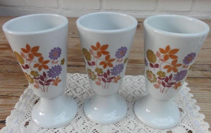 3 Franse wit porseleinen bekers met retro bloemen, Tradition, Antiek en Kunst, Ophalen of Verzenden