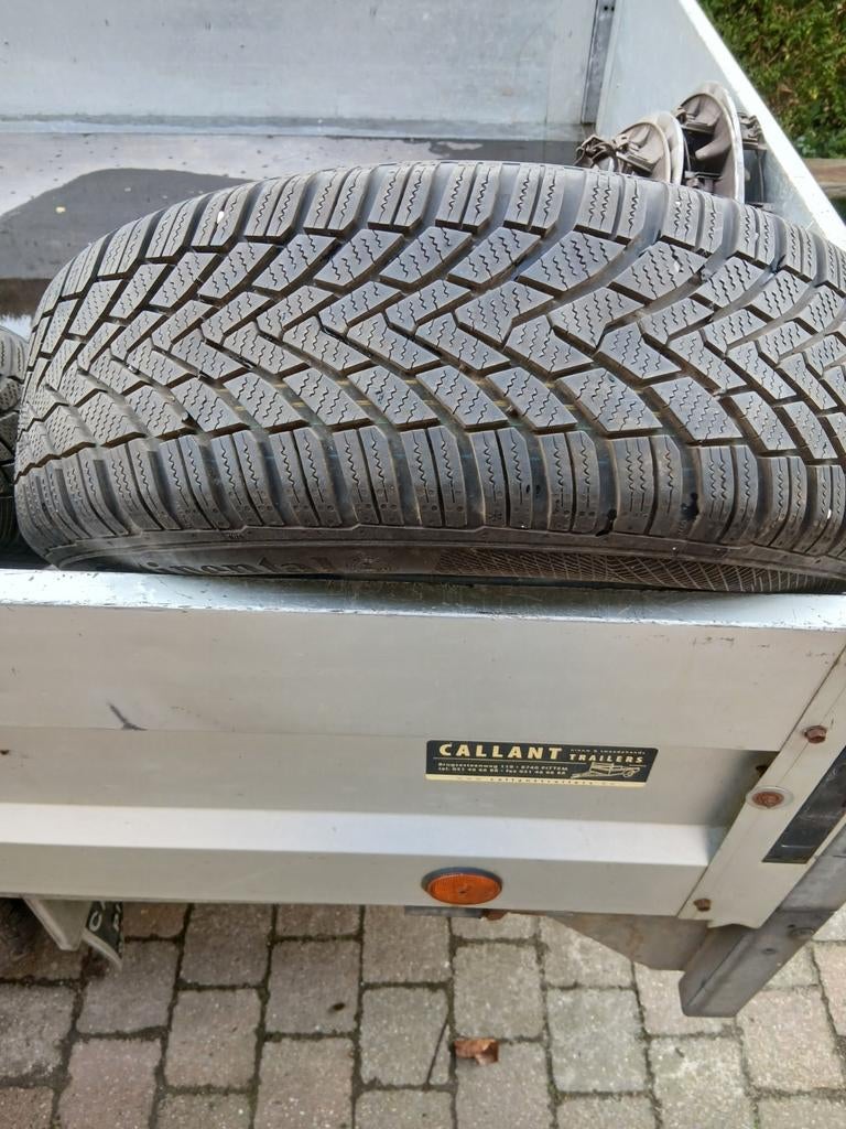 Winterbanden 195/65 R15 op velg zwart., Auto-onderdelen, Banden en Velgen, Ophalen, Winterbanden, Band(en)
