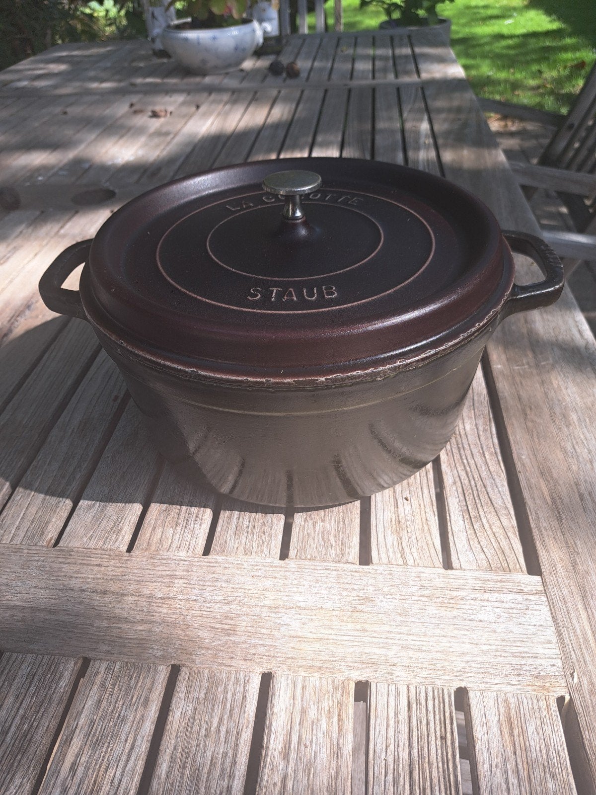 staub Dutch oven 28 groen met bordeaux, Maison & Meubles, Cuisine | Casseroles & Poêles, Avec couvercle, Enlèvement ou Envoi, Fonte