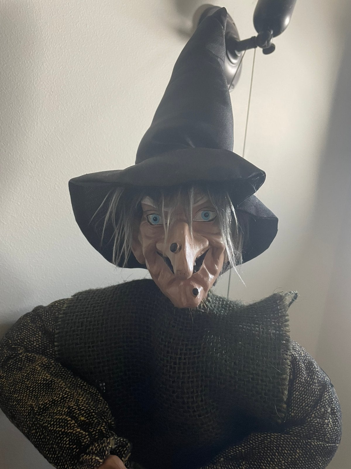 Grote vliegende heks op bezem - Halloween decoratie hangend, Ophalen, Zo goed als nieuw, Pop