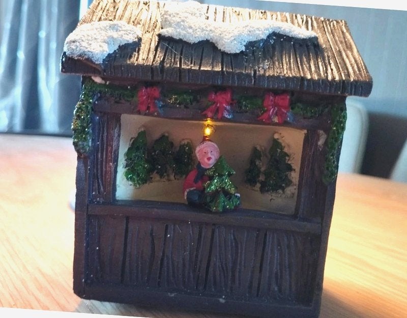 Chalet lumineux en résine. Figurine de Noël. 15 x 10 cm, Enlèvement, Comme neuf