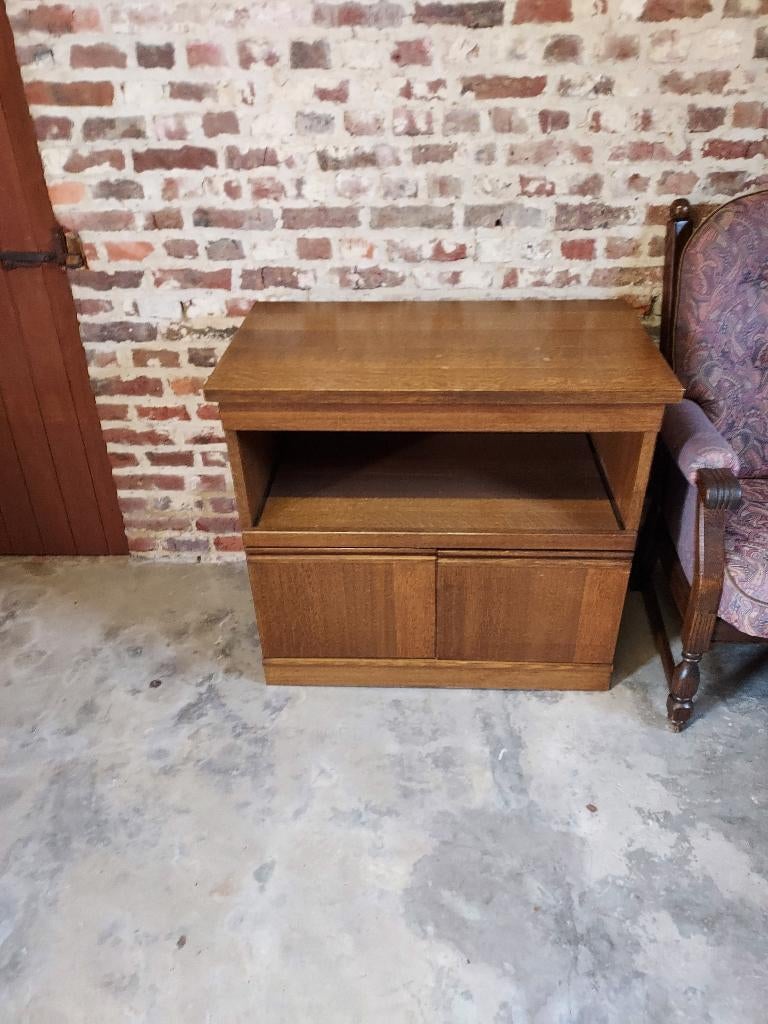 TV KASTJE + ZETEL + 2 TAPIJTEN, Huis en Inrichting, Ophalen, Gebruikt, Van vroeger., 50 tot 100 cm