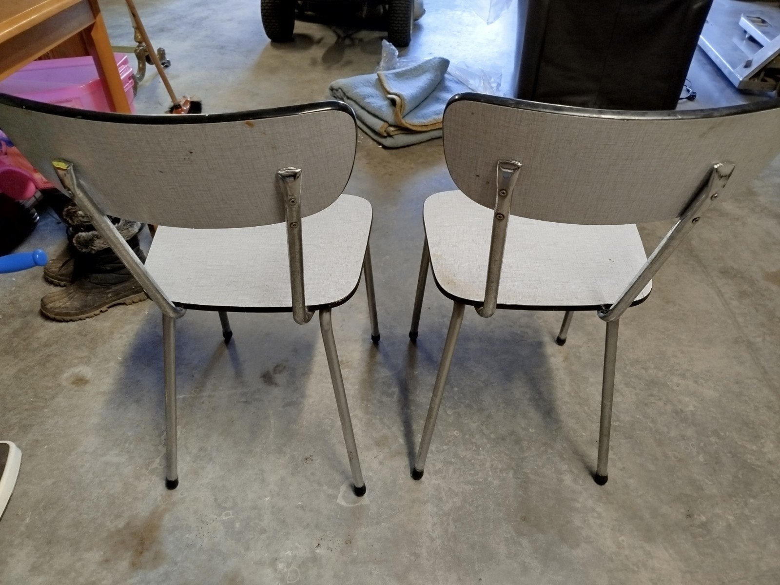 Twee formica stoelen en krukje, Enlèvement