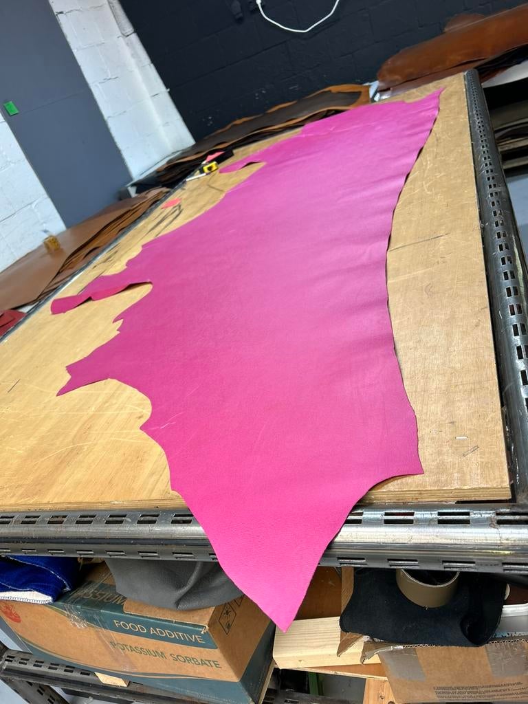 Fusia roze kleur halve huid 1.0 mm dikte stug&geprint A-287, Ophalen of Verzenden, Zo goed als nieuw, Roze